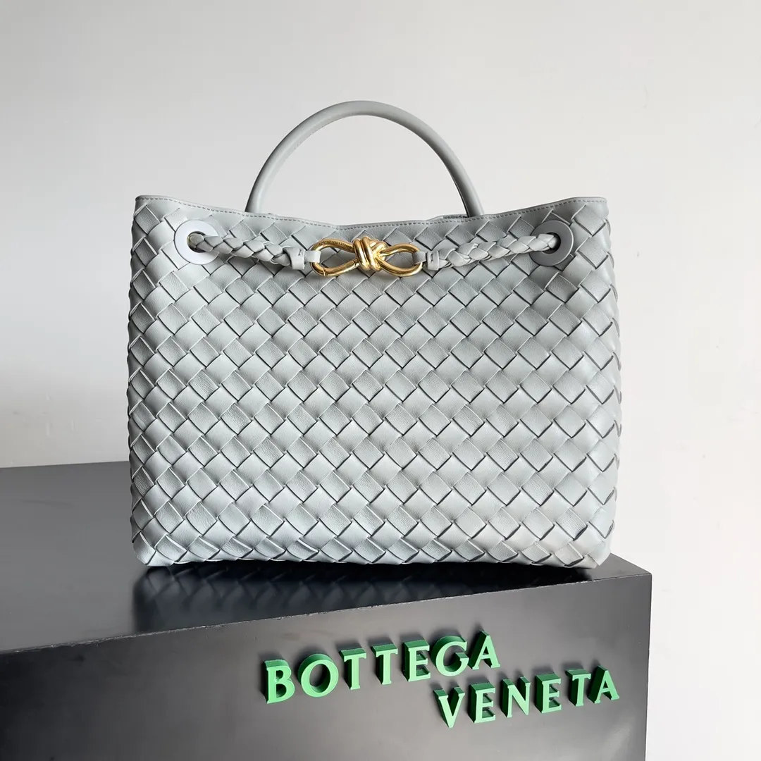 The 2023 new Andiamo batch of 2260 BV has been shipped‼ ️Really popular🔥The new Andiamo woven handbag launched by Bottega Veneta this season is really popular all over the world! ! Celebrities at home and abroad have worn it, and Oscar-winning actress Michelle Yeoh has taken it out on the street. Song Jia, Trai Yara, Yu Feihong, Sanji Ayaka, Rosie Hunting-Whiteley, Yoshioka Riho, etc. have all picked up this bag. It is classic and versatile, showing off its temperament, and the bag capacity is also large, which is very convenient for daily commuting! ! A variety of carrying methods, the shoulder straps can be adjusted by yourself, the original lambskin feels soft and delicate, and the unisex style breaks the gender boundaries and brings a more practical and long-lasting use experience. Andiamo, which has both elegant and casual styles, perfectly interprets the true appearance of "fashionable old money style". Style number: 743572 Size: 32*24*12